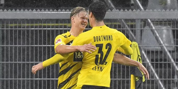 Erling Haaland (l.) vom BVB feiert mit Teamkollege Gio Reyna (r.) einen Treffer gegen den SC Freiburg. Haaland BVB
