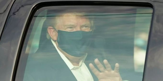 US-Präsident Donald Trump winkt Anhängern vom Auto aus zu. Trump Auto Coronavirus