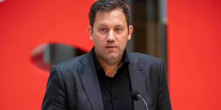 Lars Klingbeil fordert eine stärkere Berücksichtigung des Einkommens bei den Pflegekosten. Foto: Michael Kappeler/dpa