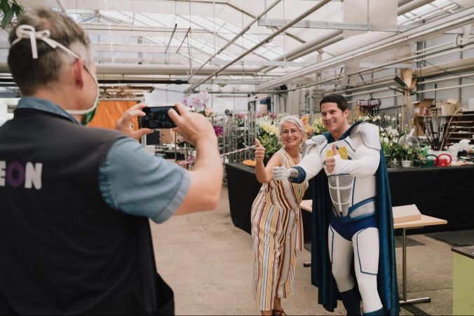 Sabine und Hanspeter Meyer begrüssen den legendären Bionicman