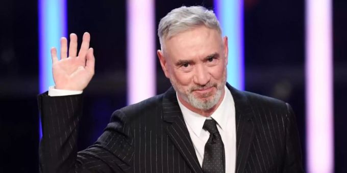 Regisseur Roland Emmerich erhält 2019 bei der Verleihung des Bayerischen Filmpreises im Prinzregententheater eeine Auszeichnung. Foto: Tobias Hase/dpa Regisseur Roland Emmerich erhält 2019 bei der Verleihung des Bayerischen Filmpreises im Prinzregententheater eeine Auszeichnung. Foto: Tobias Hase/dpa