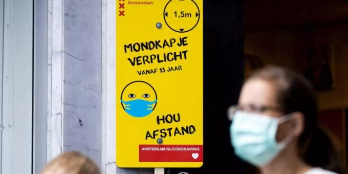An belebten Orten in Amsterdam ist das Tragen eines Mund-Nasen-Schutzes Pflicht. Foto: sem Van Der Wal/ANP/dpa An belebten Orten in Amsterdam ist das Tragen eines Mund-Nasen-Schutzes Pflicht. Foto: sem Van Der Wal/ANP/dpa