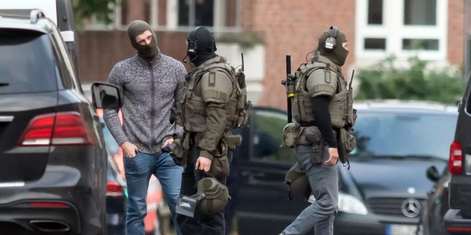 Ein Häftling ist bei einem Polizeieinsatz in der Justizvollzugsanstalt Münster ums Leben gekommen, nachdem er vorher eine Geisel genommen hatte. justizvollzugsanstalt