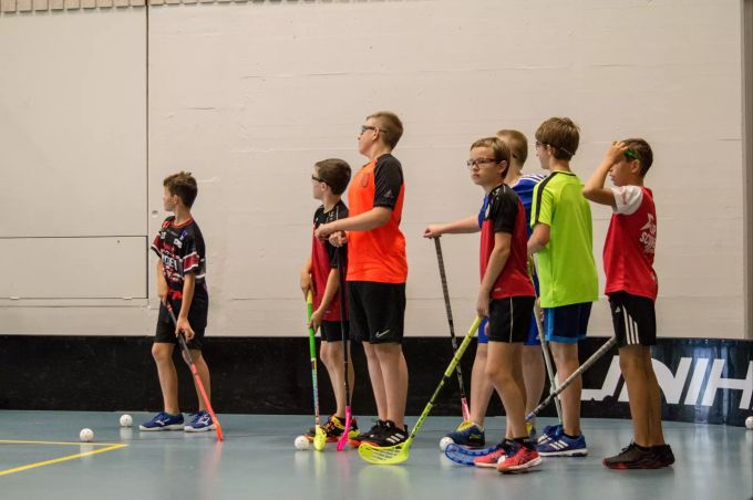 Hockeyschläger bereithalten: Am Trainingsweekend lauschten alle gespannt auf das Kommando des Trainers. UHC Wild Tigers