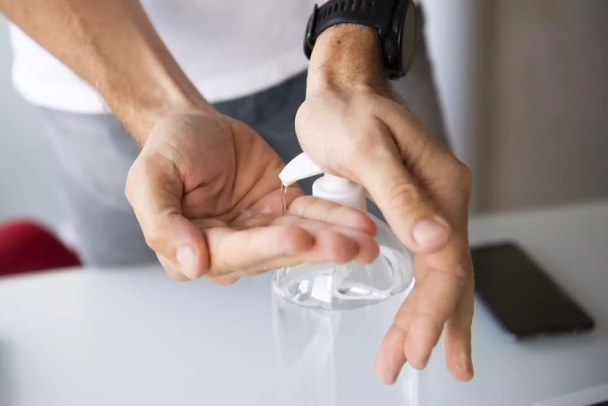 Es braucht drei bis fünf Milliliter, damit die Hände ausreichend benetzt sind. Desinfektionsmittel