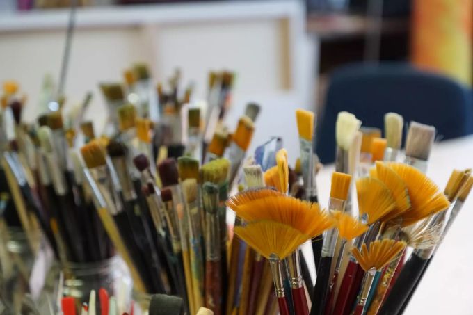Pinsel stehen zahlreich für die Kurse zur Malerei zur Verfügung. Pinsel Malatelier