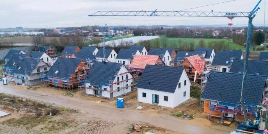 Einfamilienhäuser werden in der Region Hannover gebaut. Foto: Julian Stratenschulte/dpa