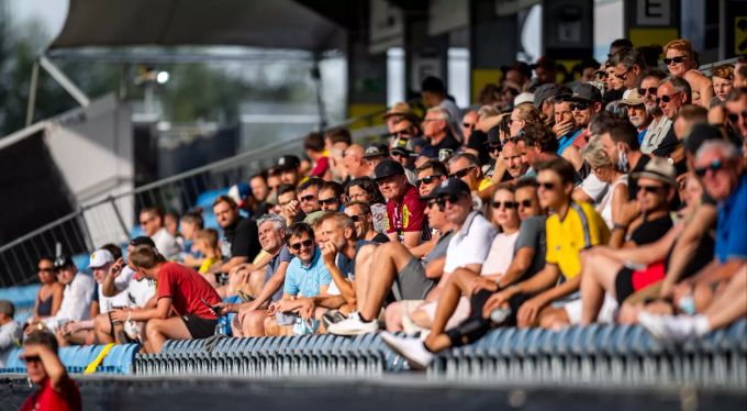 Fans sitzen auf der Gegengerade und verfolgen das Spiel zwischen Altach und dem BVB. Zum ersten Mal sind in Österreich wieder Zuschauer auf der Tribüne zugelassen. SC Altach Borussia Dortmund
