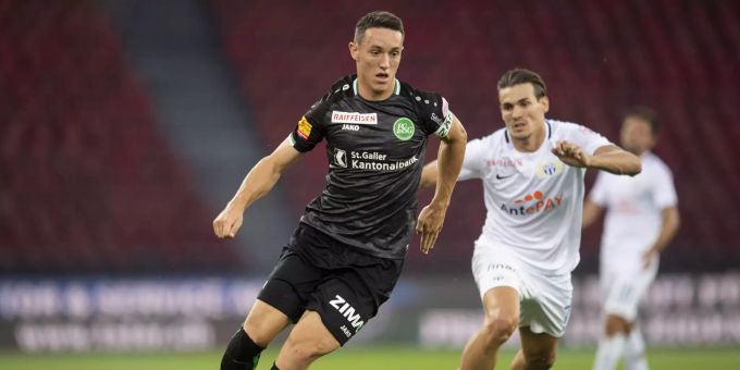 Silvan Hefti (FC St. Gallen) gegen Benjamin Kolloli (FC Zürich). Silvan Hefti FC St.Gallen