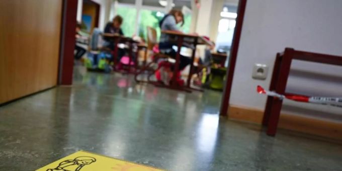 Kinder in einem Klassenzimmer. (Symbolbild) schule neue corona regeln