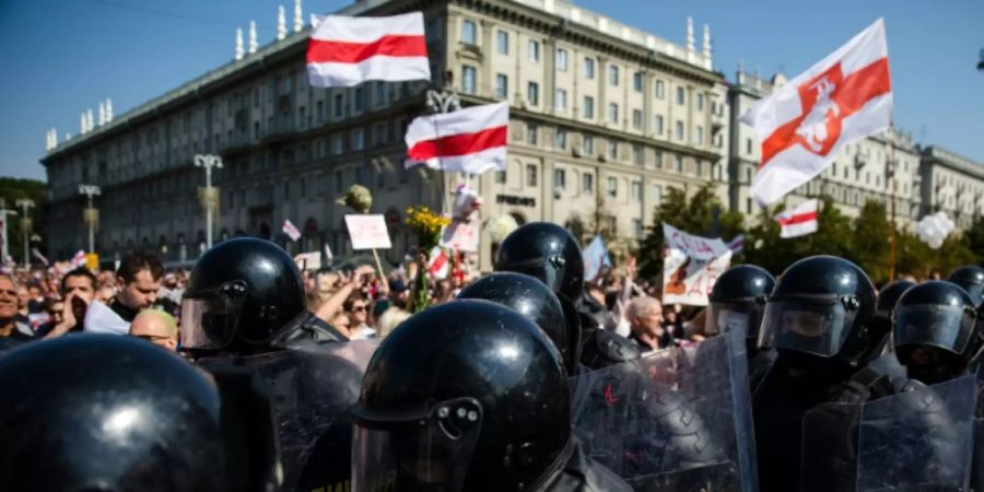 Sicherheitskräfte bei der Grossdemonstration in Minsk am Sonntag
