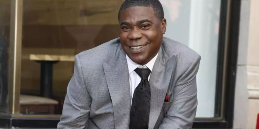 Tracy Morgan kniet auf dem Hollywood Walk of Fame neben seinem Stern. Der Komiker und seine Frau lassen sich scheiden. Foto: Ringo Chiu/ZUMA Wire/dpa/Archiv
