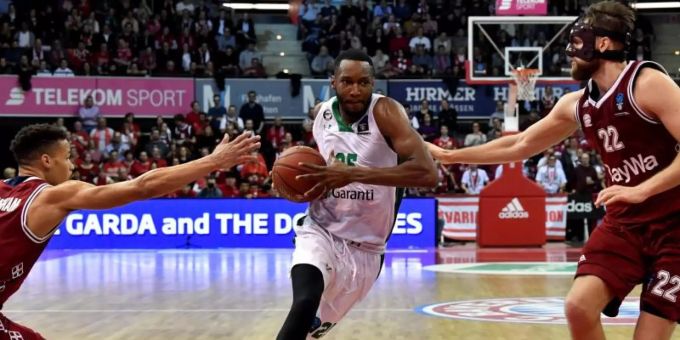 Spielt ab nächster Saison im Bayern-Trikot: JaJuan Johnson. Foto: Peter Kneffel/dpa Spielt ab nächster Saison im Bayern-Trikot: JaJuan Johnson. Foto: Peter Kneffel/dpa