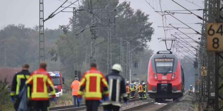 Rettungskräfte sind an der Unfallstelle im Einsatz. Zwei Schüler sind von einem Zug erfasst und tödlich verletzt worden. Foto: Matthias Balk/dpa