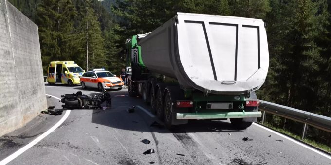 Der Motorradfahrer zog sich mittelschwere Verletzungen zu. Kollision