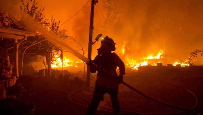 Ein Feuerwehrmann im Einsatz in Kalifornien. Feuerwehr Feuer Brand Kalifornien