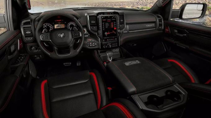 Das Interieur ist wohnlich und modern ausgestattet. Dodge RAM 1500 TRX