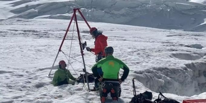 In dieses kleine Loch war die russische Touristen gefallen. Gerettet wurde sie erst nach zwei Tagen.