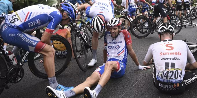 Thibault Pinot sitzt nach seinem Sturz auf der ersten Tour-Etappe am Boden. Thibault Pinot