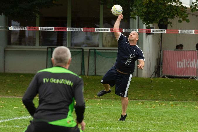 ... und weg damit, ins gegnerische Spielfeld.