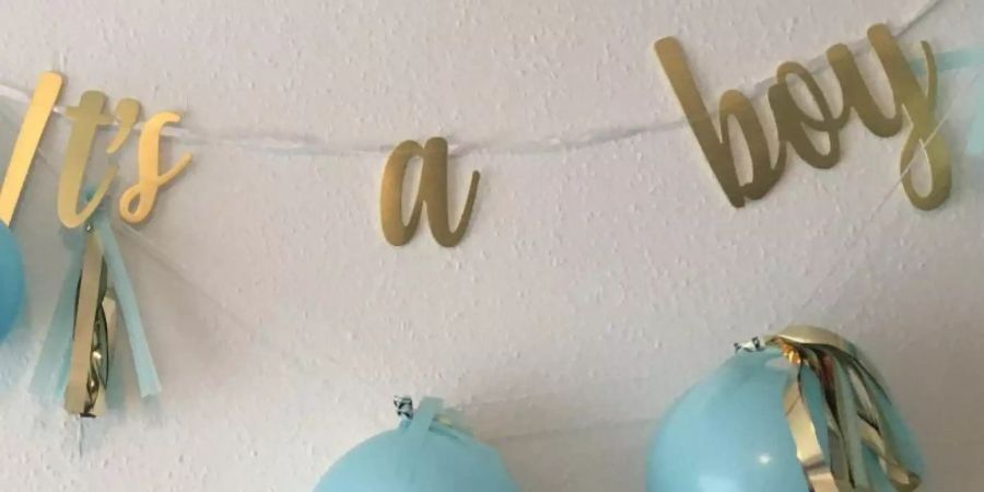 Wird es ein Junge oder ein Mädchen? Immer mehr Eltern enthüllen die Antwort mit einer «Gender Reveal Party» im Internet. Foto: Alma Alfiri/dpa