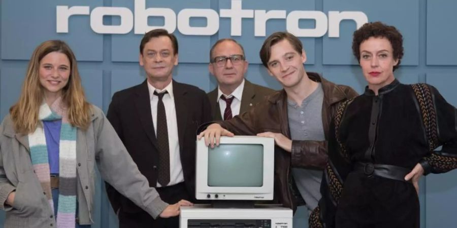 Svenja Jung (l-r), Sylvester Groth, Uwe Preuss, Jonas Nay und Maria Schrader bei Dreharbeiten zu «Deutschland 89». Foto: Jörg Carstensen/dpa