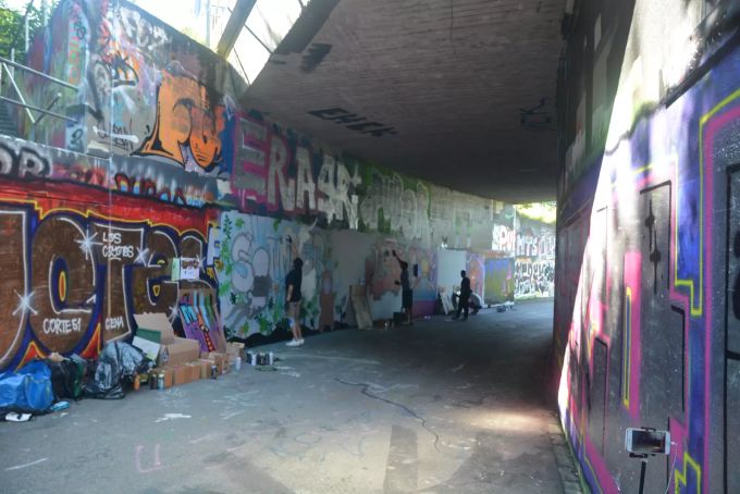 Die Graffiti-Wand darf legal besprüht werden. Jugendarbeit Kloten