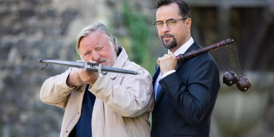 Mit Morgenstern und Armbrust: Jan Josef Liefers und Axel Prahl bei den Dreharbeiten. Foto: Rolf Vennenbernd/dpa