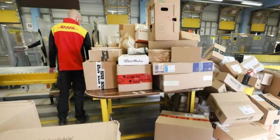 Der starke Versand- und Onlinehandel hat den Umsatz des deutschen Einzelhandels in der ersten Jahreshälfte zu einem Zuwachs verholfen. Foto: Bernd Wüstneck/dpa-Zentralbild/dpa