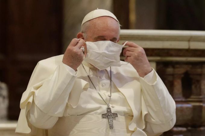 Auf diesem Archivbild vom 20. Oktober 2020 setzt Papst Franziskus seine Gesichtsmaske auf, während er an einer interreligiösen Zeremonie für den Frieden in der Basilika Santa Maria in Aracoeli in Rom teilnimmt papst