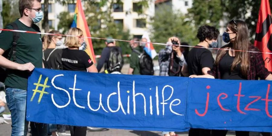 Studierende haben bisher rund 60 Millionen Euro Überbrückungshilfen erhalten. Noch bis Monatsende können Anträge gestellt werden, dann läuft das Fördermittel aus. Foto: Swen Pförtner/dpa
