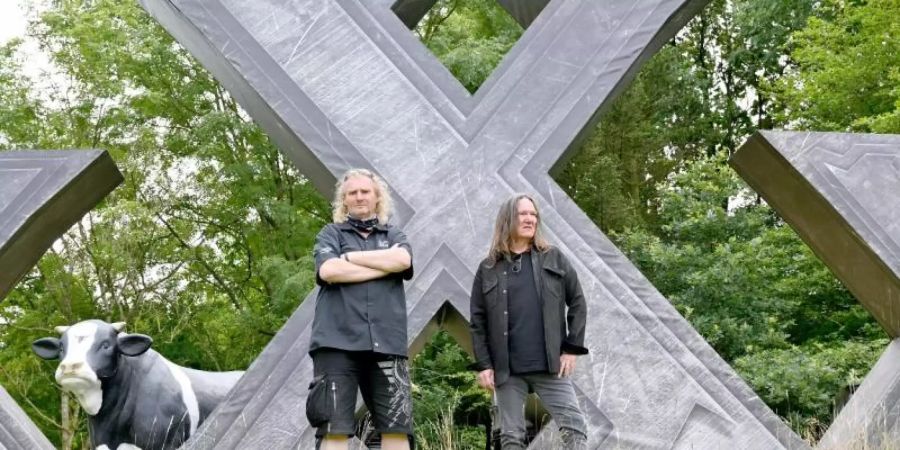 Allein in Wacken: Die Veranstalter Thomas Jensen (r) und Holger Hübner. Foto: Carsten Rehder/dpa