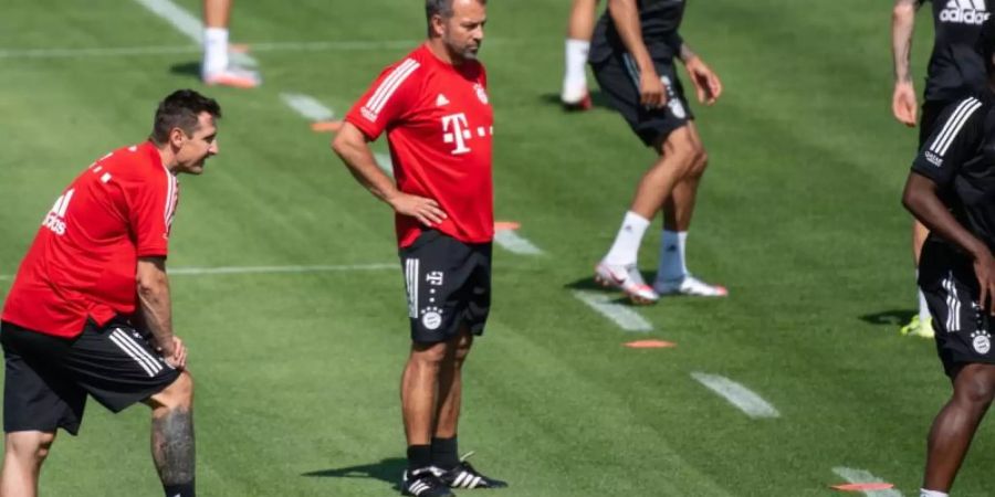 Bayern-Coach Hansi Flick (M) beobachtet seine Spieler beim Training. Foto: Sven Hoppe/dpa