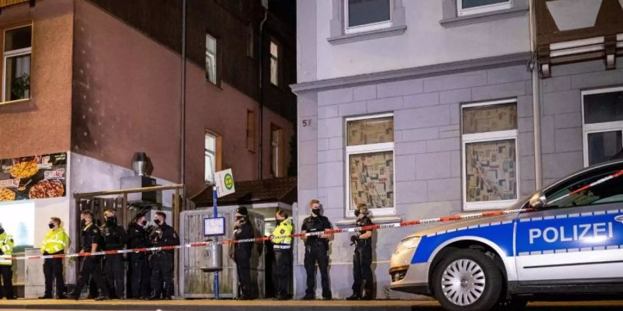 Polizisten sichern den Zugang zu einem Hinterhof eines Hauses im Bereich Harburger Berg in Celle. Foto: Moritz Frankenberg/dpa
