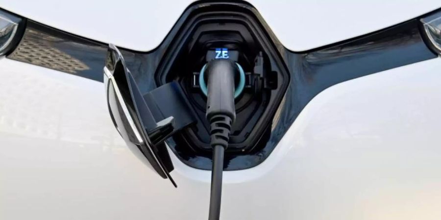 Bei den reinen Elektrofahrzeugen nahm der Absatz in diesem Jahr stark zu. Besonders gefragt ist der Renault Zoe. Foto: Carsten Rehder/dpa