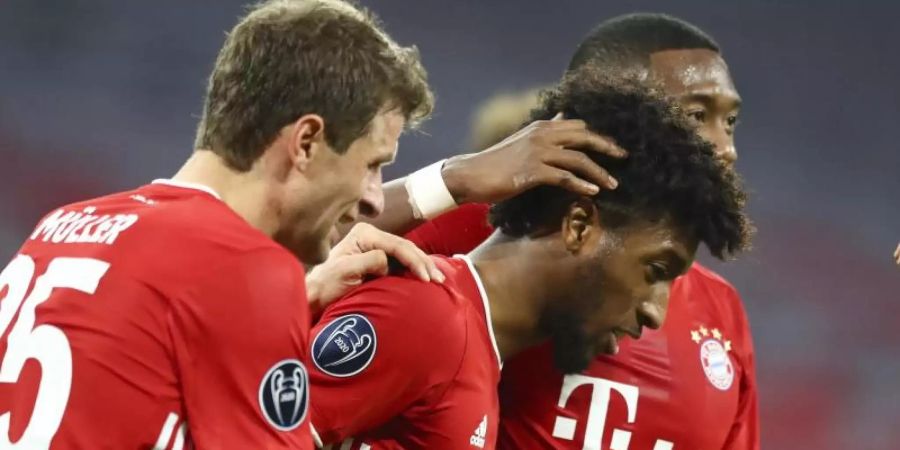 Münchens Matchwinner Kingsley Coman (M) bejubelt sein 4:0 zusammen mit Thomas Müller (l) und David Alaba. Foto: Matthias Schrader/Pool AP/dpa