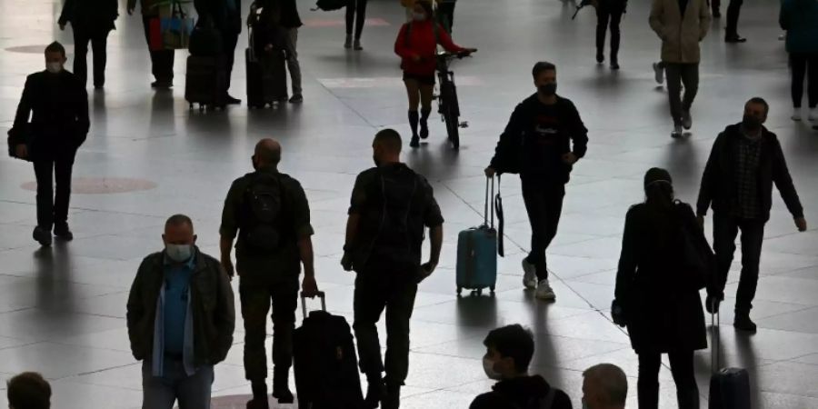 Reisende im Münchener Hauptbahnhof