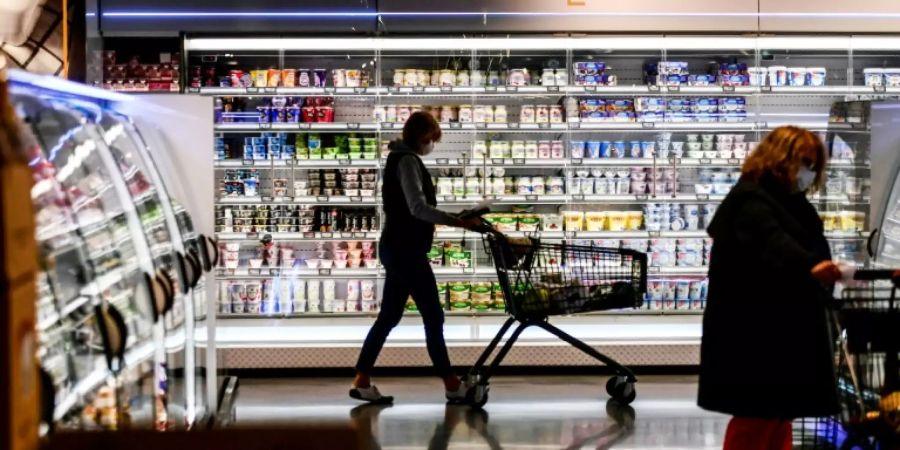 Kunden in einem Supermarkt in Düsseldorf