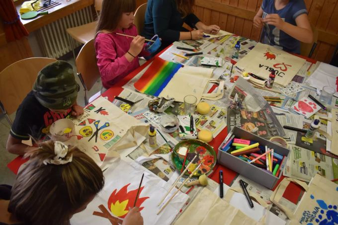 Im Jublalager sind die Kids gemeinsam kreativ. Jubla Welschenrohr
