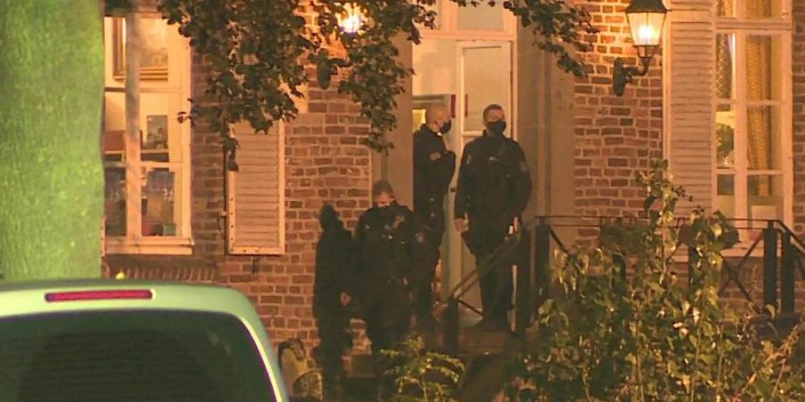 Auf dem Areal einer Eventagentur in Goch am Niederrhein ist die Polizei nach dem Verdacht auf Freiheitsberaubung mit grösserem Aufgebot angerückt. Foto: Guido Schulmann/dpa