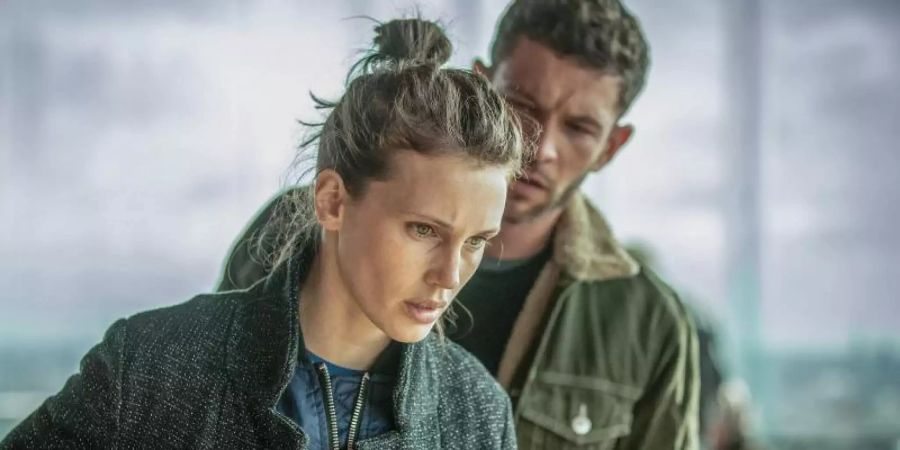 Louise (Marine Vacth), eine ehrgeizige Praktikantin einer Lokalzeitung, und der Polizist Tom (Arnaud Valois) in «Moloch». Foto: Sofie Van Mieghem/Calt Studio/Sofie Silbermann/Arte/dpa