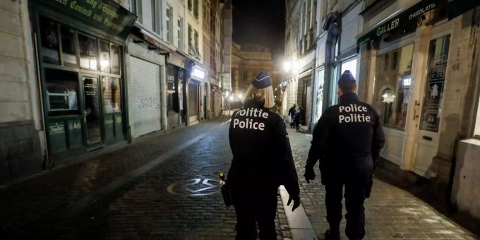 Zwei Polizeibeamte patrouillieren zu Beginn der Ausgangssperre durch Brüssel. Die belgische Regierung führte strengere Massnahmen ein, um das Risiko der Ausbreitung von Covid-19 zu verringern. Coronavirus Ausgangssperre brüssel