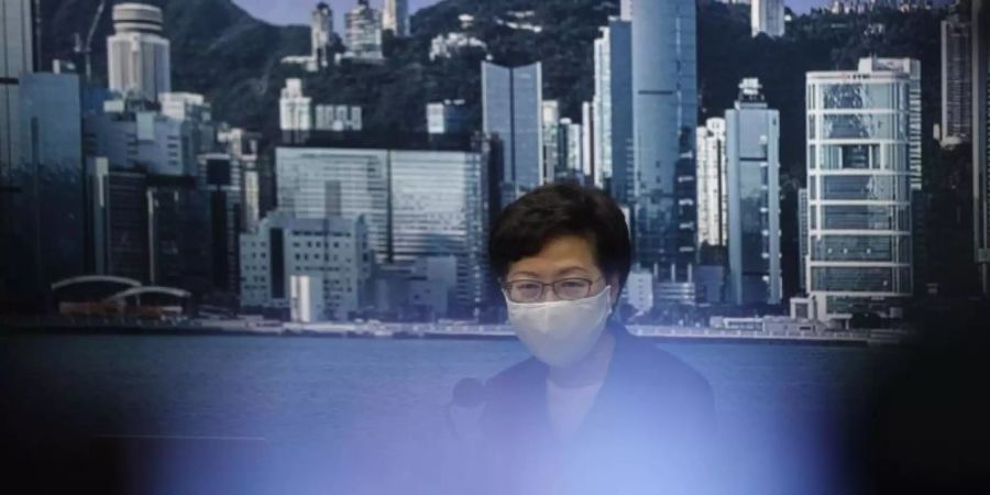 Carrie Lam, Regierungschefin von Hongkong, spricht bei einer Pressekonferenz. Die Hongkonger Regierung hat die im September geplante Parlamentswahl verschoben. Foto: Kin Cheung/AP/dpa