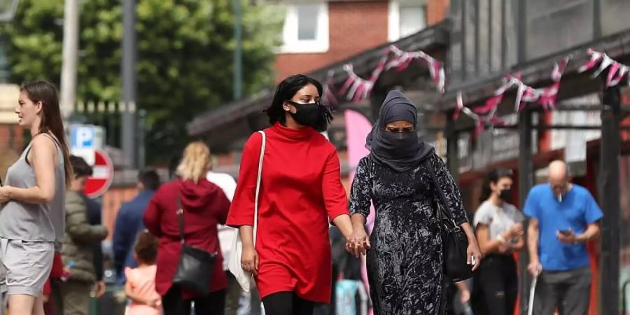 Wegen eines deutlichen Anstiegs von Coronavirus-Infektionen sind in Teilen Nordenglands wie hier in Oldham im Grossraum Manchester die Ausgangsbeschränkungen verschärft worden. Foto: Martin Rickett/PA Wire/dpa