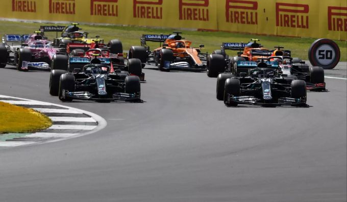 Lewis Hamilton führt den Grossbritannien-GP vor Valtteri Bottas an. Lewis Hamilton Formel 1