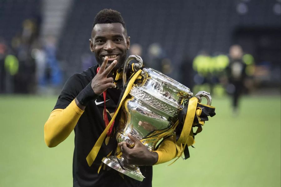 YB-Topskorer Jean-Pierre Nsame mit der Trophäe.