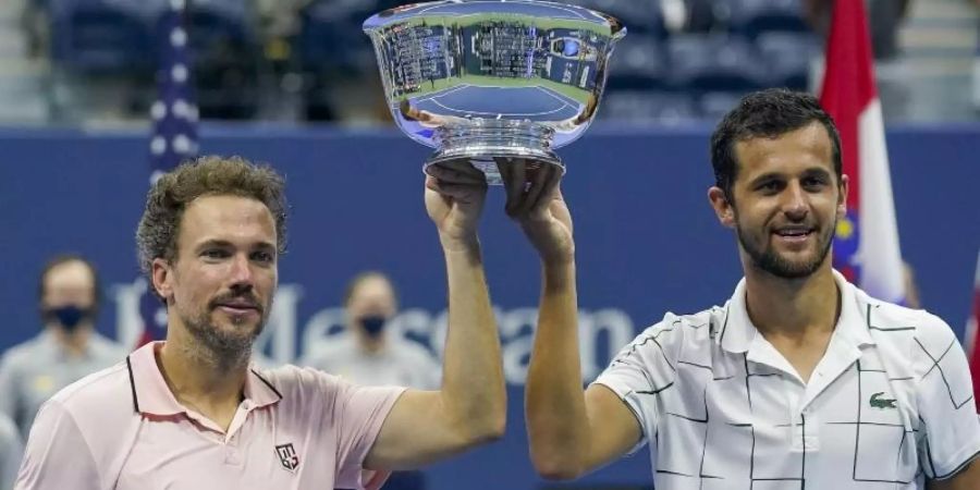 Waren im Endspiel nicht zu schlagen: Bruno Soares (l) und Mate Pavic jubeln mit der Trophäe in den Händen. Foto: Seth Wenig/AP/dpa