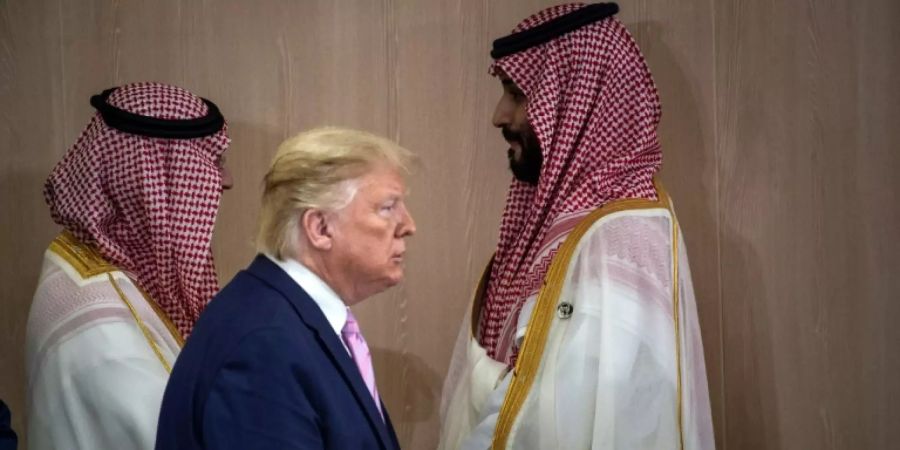 Donald Trump (M.) mit dem saudiarabischen Kronprinzen Mohammed Bin Salman (r.)