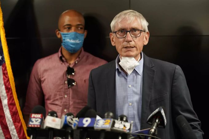 Der Gouverneur von Wisconsin, Tony Evers, informiert zu den Unruhen in Kenosha und dem Gesundheitszustand von Jacob Blake am Donnerstag. Police Shooting Wisconsin