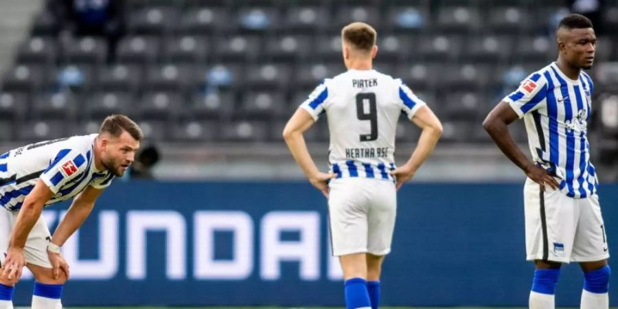 Die Spieler von Hertha BSC waren nach der Niederlage gegen den VfB Stuttgart sehr enttäuscht. Foto: Andreas Gora/dpa